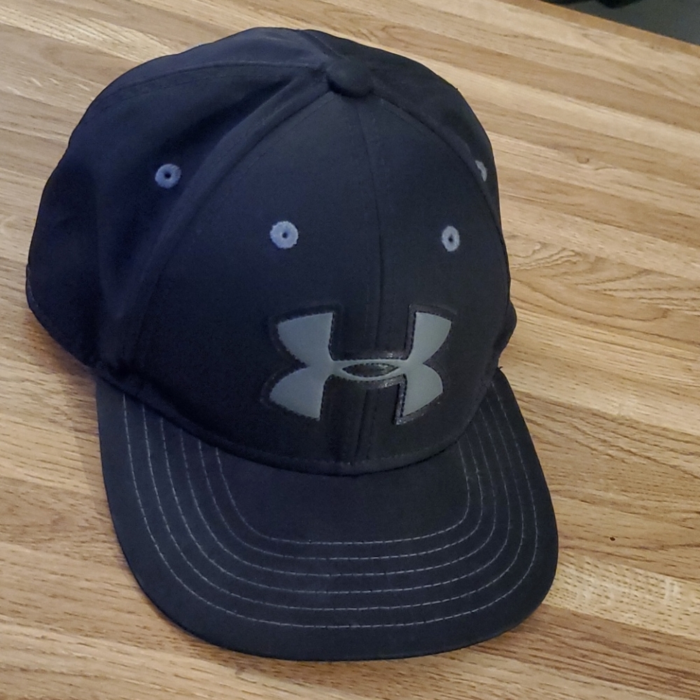 Like new youth Under Armour hat